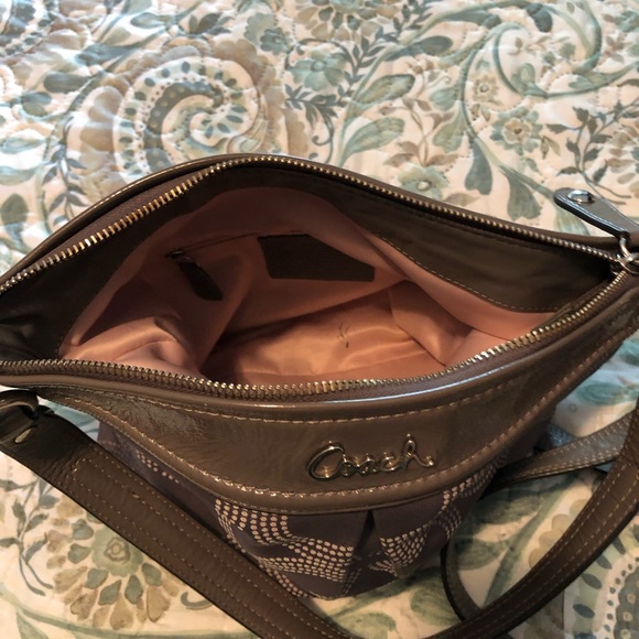 Light grey authentic coach crossbody bag. - Picture 3 of 6
